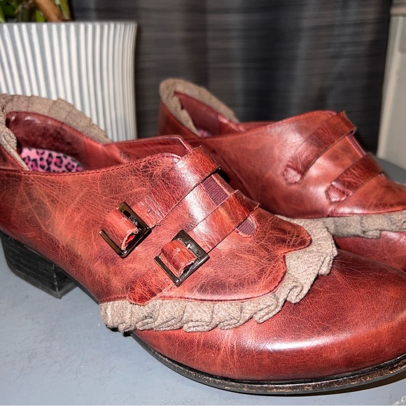 Antelope Women's Red Leather Shoes - Picture 2 of 12